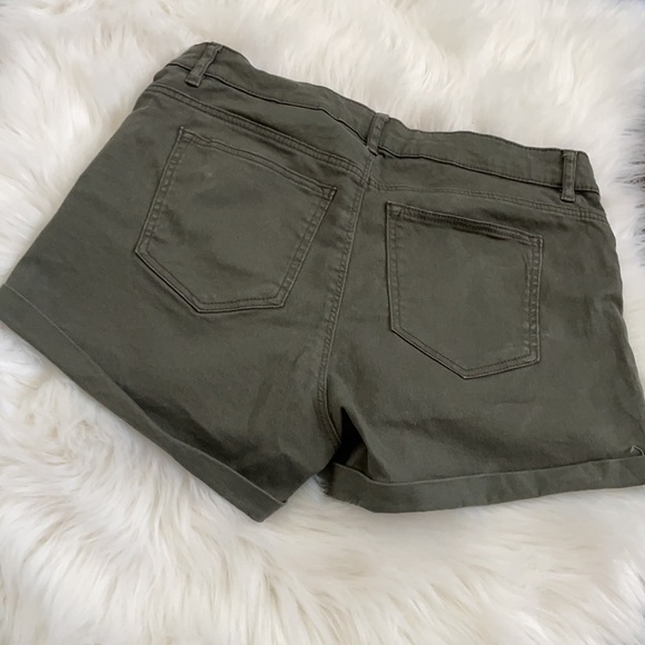 H&M Olive Green Shorts - Picture 2 of 5